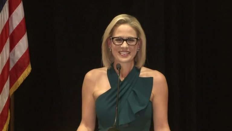 Kyrsten Sinema lors de son discours de victoire - Capture d'écran NBC News / YouTube