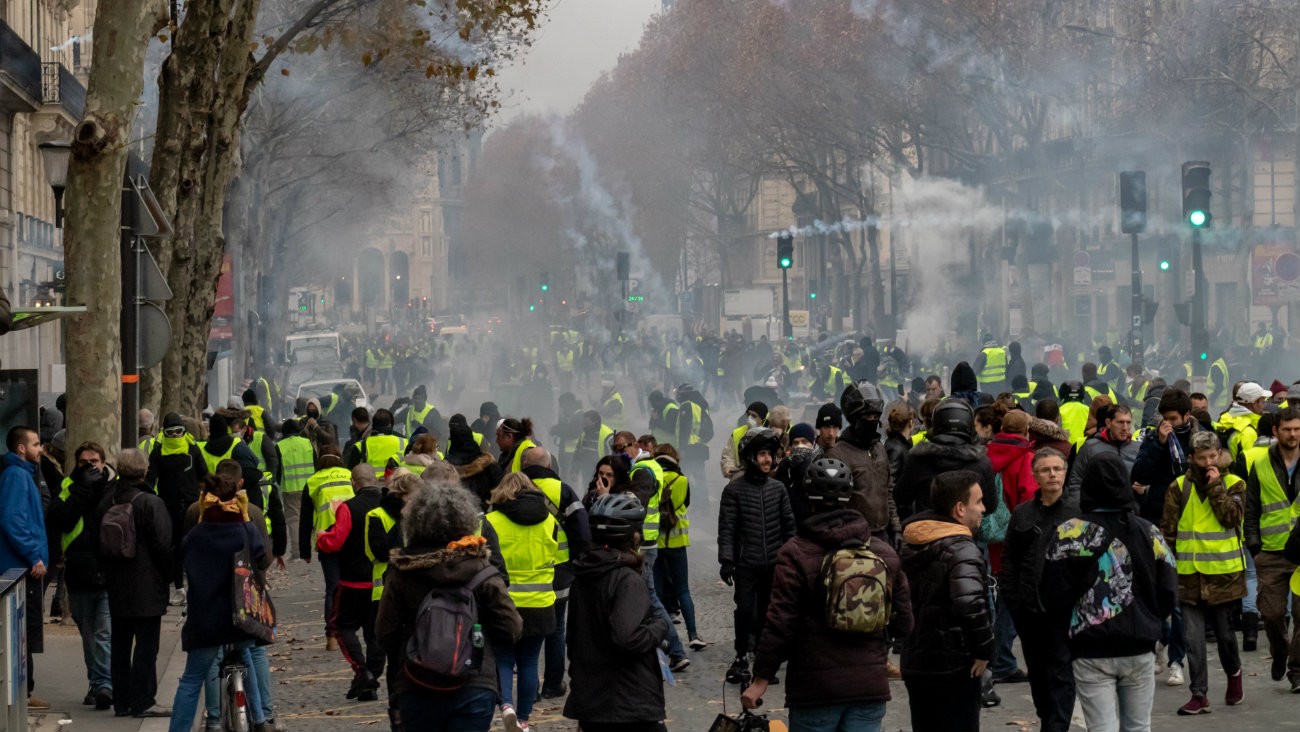 gilets jaunes claq verite pour adama convergence des luttes occupation de l espace lgbt contestation sociale