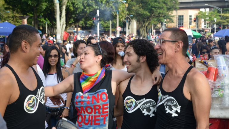 Alejandro Rodríguez, Manuel José et Víctor Hugo, le premier troupe officiellement reconnu en Colombie, participent avec une amie à la Marche des fiertés, en juillet dernier