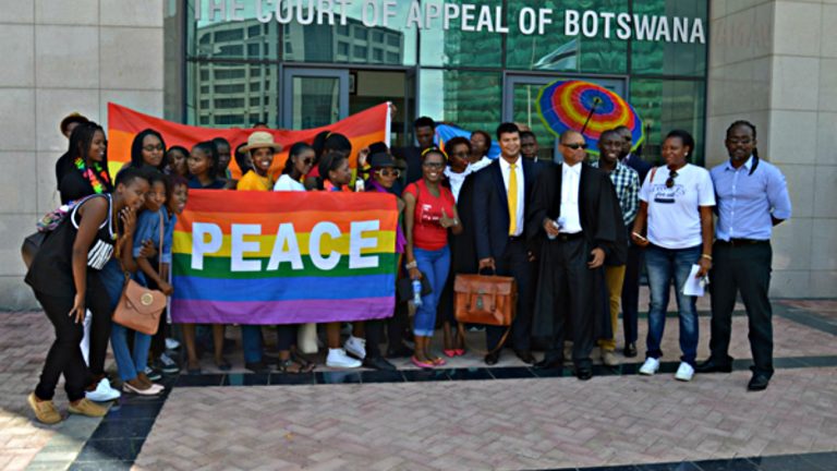 Des membres de l'association LGBT botswanaise Legabibo devant la Haute Cour de Justice, en 2016