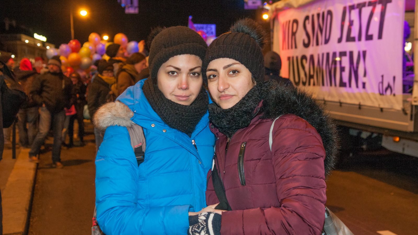 Aleida et Sara, amoureuses et fières en tête d'une manifestation en soutien aux migrant.e.s