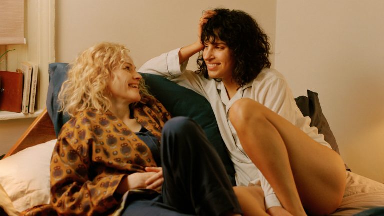 Maxine Peake et Desiree Akhavan dans « The Bisexual »