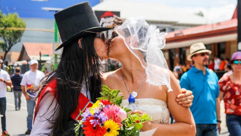 Jazmin Elizondo et Laura Florez-Estrada, le seul couple lesbien marié du Costa Rica