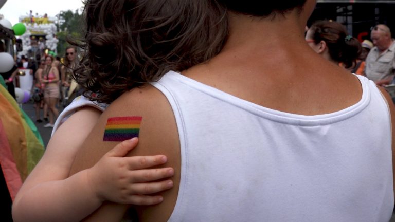 « Mon enfant ma bataille, 35 ans de luttes des familles homoparentales », documentaire d'Émilie Jouvet produit par l'Association des parents gays et lesbiens - Capture d'écran