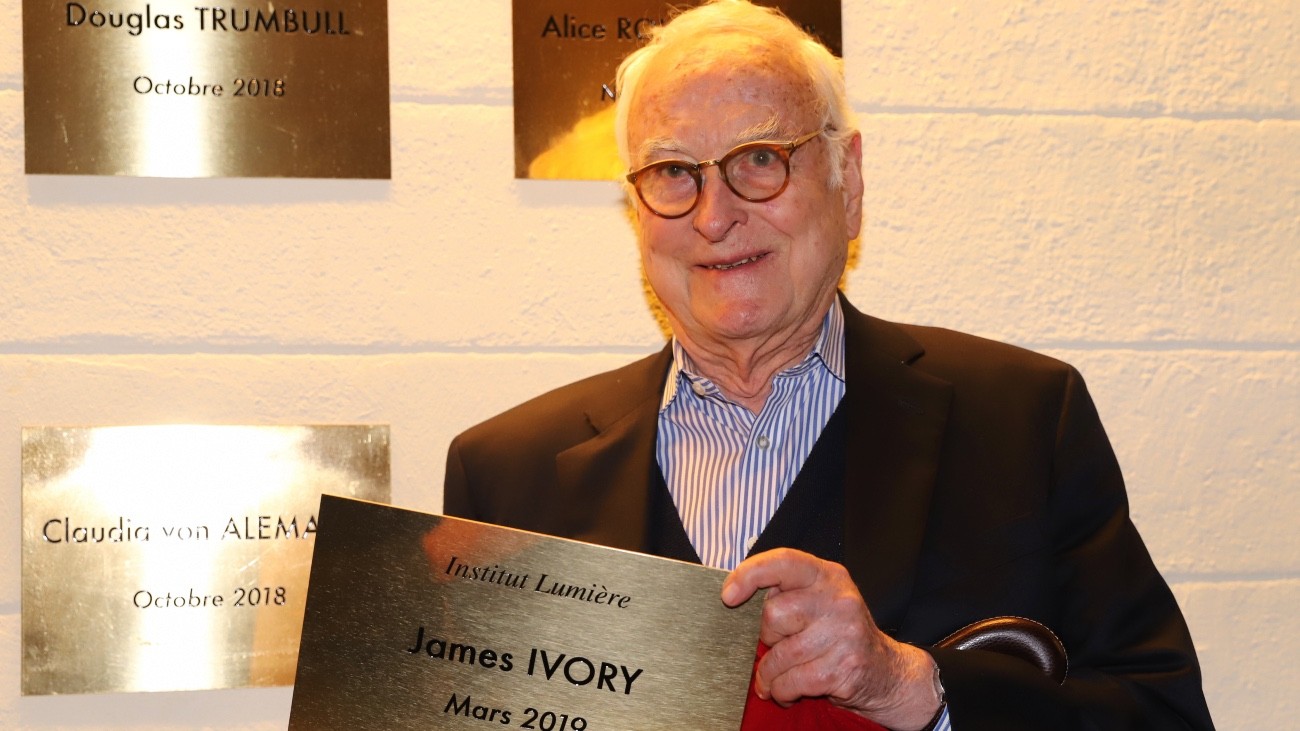 James Ivory lors de l'inauguration de sa plaque sur le "Mur des cinéastes" à l'Institut Lumière de Lyon - © Marie-Claire Vericel / Ecrans Mixtes