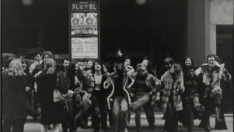 Le groupe célèbre l'action devant la salle Pleyel. © Catherine Deudon / Bibliothèque Marguerite Durand / Roger-Viollet