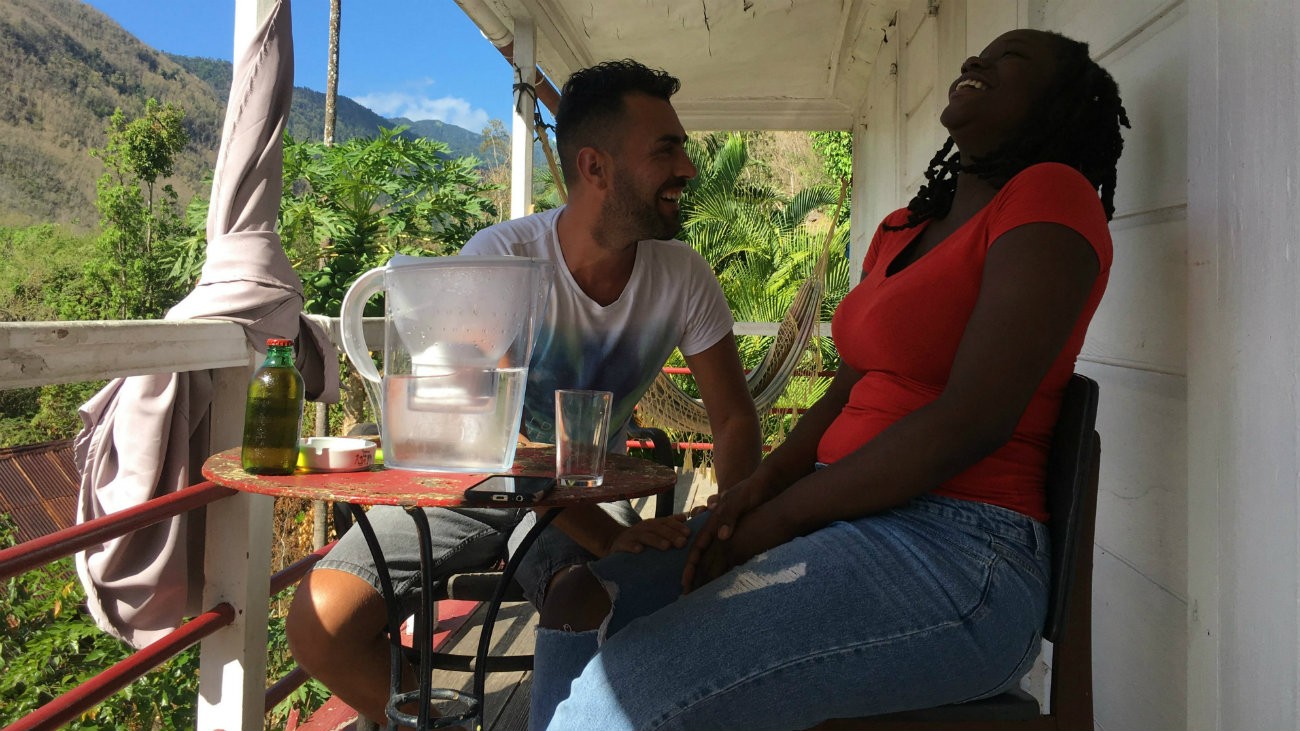 Frédéric, 39 ans, et Myréla, 20 ans, échangent sur le vécu de l'homosexualité en Guadeloupe - Philippe Peyre / Komitid