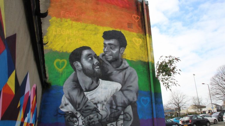 Cette fresque a été réalisée en septembre 2018 par l'artiste irlandaise Emmalene Blake pour dénoncer l'interdiction du mariage pour tous en Irlande du Nord - Manon Deniau pour Komitid