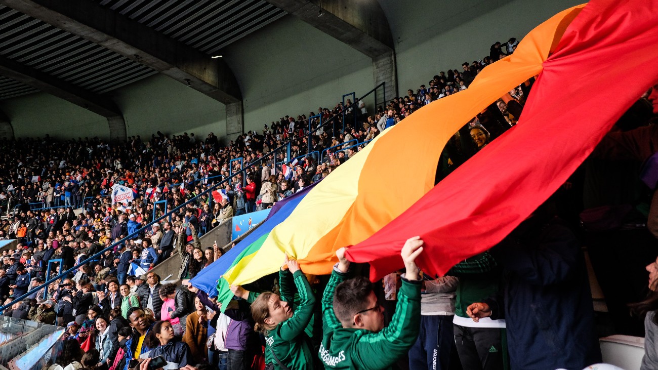 Les Dégommeuses déploient le drapeau arc-en-ciel au Parc des princes - Teresa Suárez pour Komitid