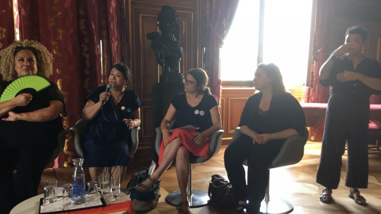 de gauche à droite : Marianne James, Clémence Zamora-Cruz, Laurène Chesnel, Hélène Bidard et une traductrice en LSF - Christophe Martet