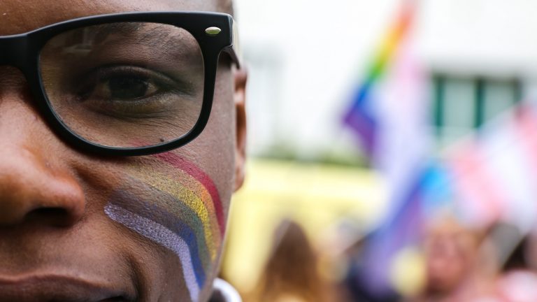 Un participant à la marche des fiertés du St Denis du 09/06/19 - Teresa Suarez / Komitid