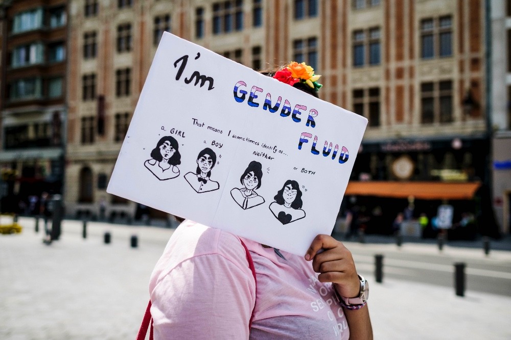 Zephyr pose pour un portrait à la 24e Marche des fiertés à Lille, samedi 1er juin - Simon Lambert pour Komitid 