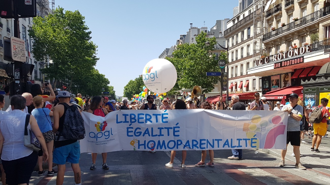 La banderole de l'APGL à la marche des fiertés 2019 de Paris
