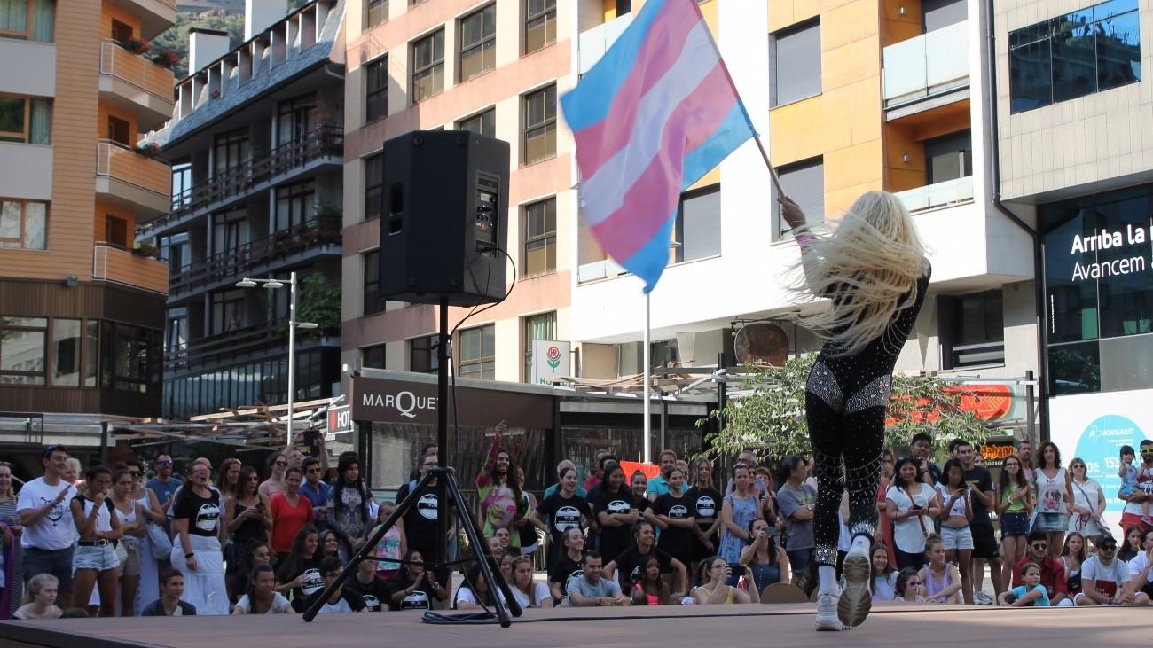 Le drapeau de la fierté trans flotte sur la place principale d'Andorre, le 30 juin 2019 - Luisa Nannipieri pour Komitid