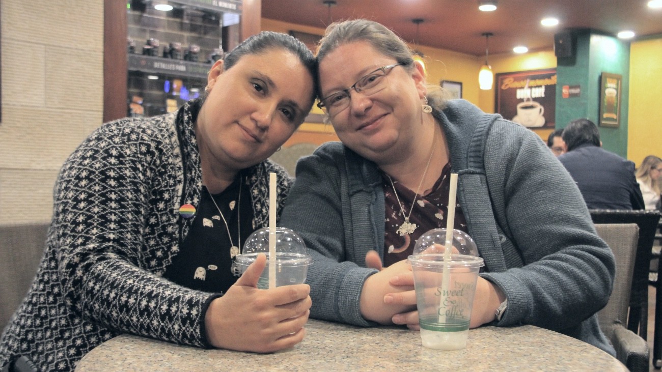 Gabriela Correa et Pamela Troya dans un café de Quito, la capitale équatorienne - Angélique Mangon pour Komitid