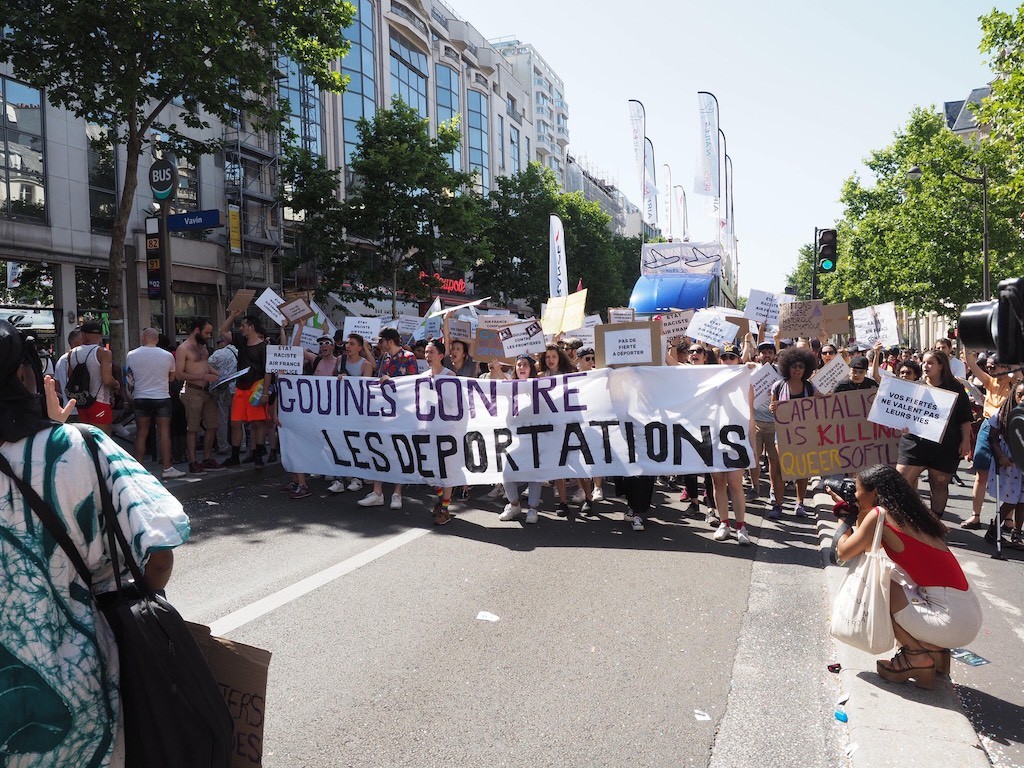 Action du Collectif Gouines contre les déportations contre le char de Personn'Ailes, l'association du personnel LGBT+ d'Air France-KLM - Gouines contre les déportations 