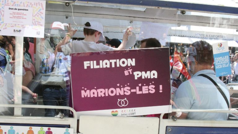 Le petit train de l'APGL à la marche des fiertés 2019 de Paris