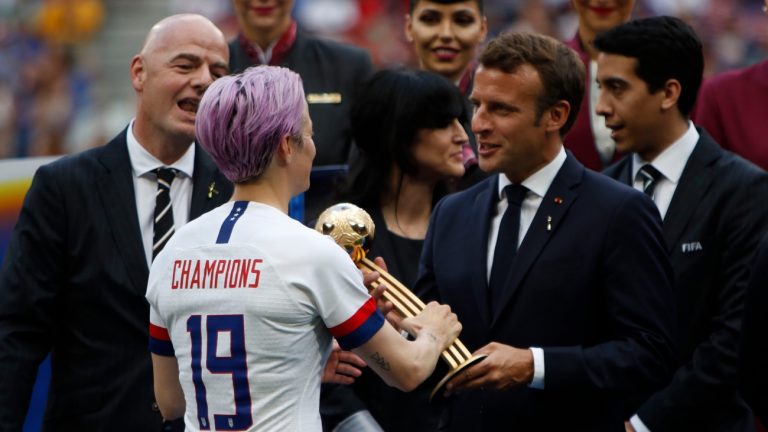 Emmanuel Macron remet la coupe du monde à la capitaine de l'équipe de foot étasunienne Megan Rapinoe, le 7 juillet dernier, à Lyon - Romain Biard / Shutterstock.com