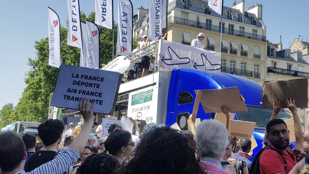 Action du Collectif Gouines contre les déportations contre le char de Personn'Ailes, l'association du personnel LGBT+ d'Air France-KLM - Gouines contre les déportations