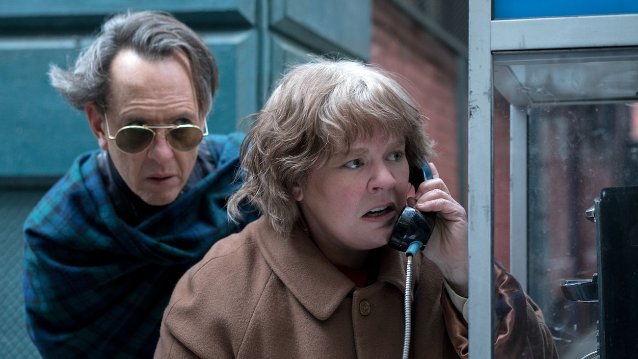 Richard Grant et Melissa McCarthy dans Les Faussaires de Manhattan