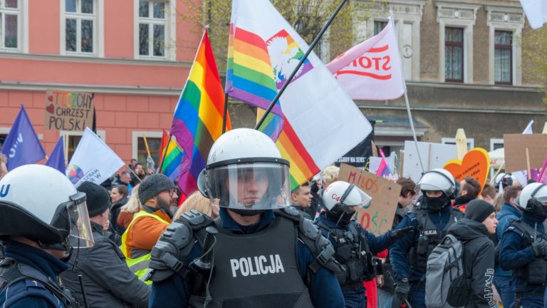 La police pendant la Gay Pride de Gniezno, en Pologne, le 13 avril 2019 - Shutterstock