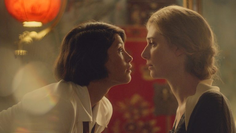 Gemma Arterton (Vita Sackville-West) et Elizabeth Debicki (Virginia Woolf), dans « Vita et Virginia », de Chanya Button