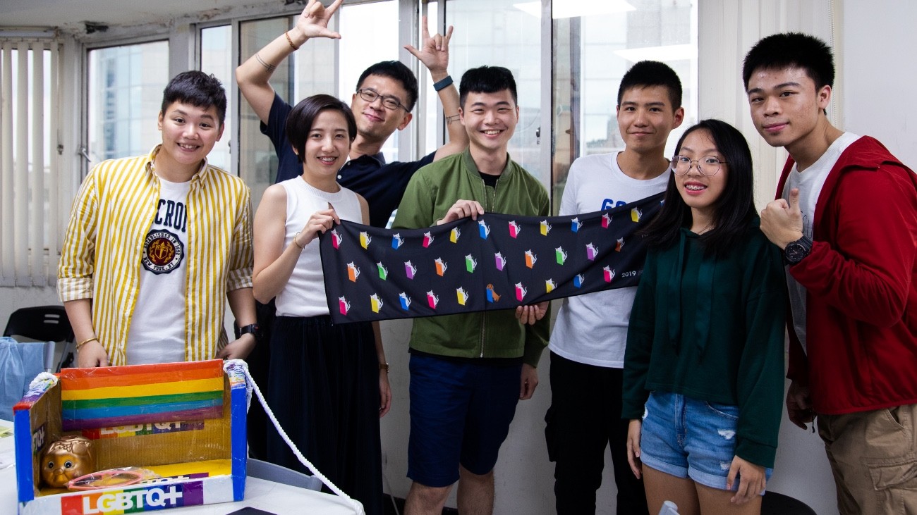 L'équipe de l'association Taiwan Tongzhi Hotline déballe les goodies qui seront vendus à la Taiwan Pride, dimanche 26 octobre - Marion Vercelot pour Komitid