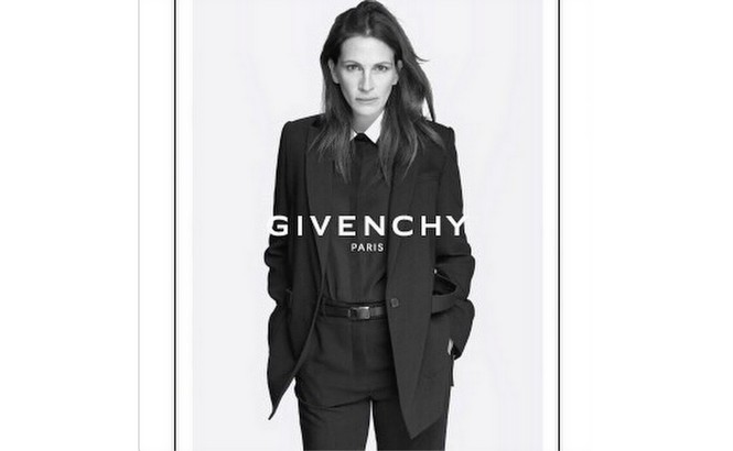 Julia Roberts, égérie de Givenchy en costard