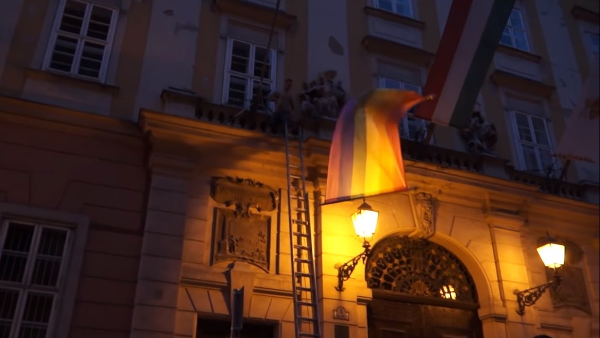 hongrie rainbow flag député