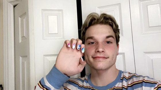 Un élève gay suspendu de son lycée pour avoir porté du vernis à ongles