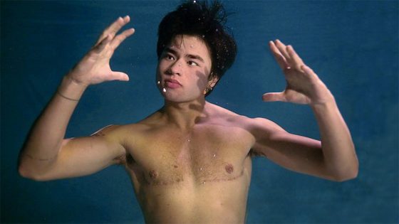 Chella Man, mannequin trans et non-binaire, célèbre la beauté et la surdité