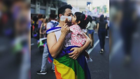 un homme gay adopte une petite fille laissée seule à l’hôpital