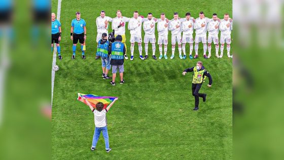 « Rainbow-gate » : un activiste brandit un drapeau arc-en-ciel sur le terrain du match Allemagne-Hongrie