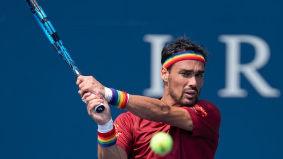 Fabio Fognini joue avec un équipement arc-en-ciel après avoir crié une insulte homophobe aux JO