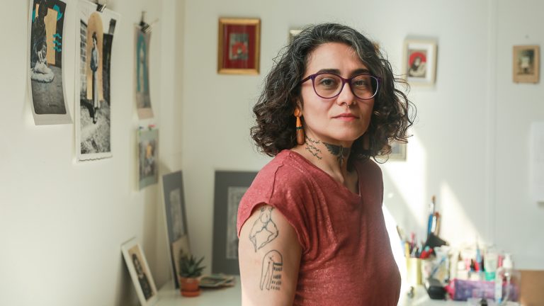 Portrait de l'artiste Maral Bolouri dans son studio a l'atelier des artistes en exil Teresa Suarez