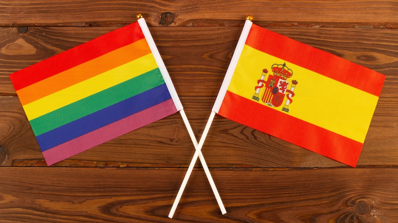 Drapeau arc-en-ciel et drapeau espagnol