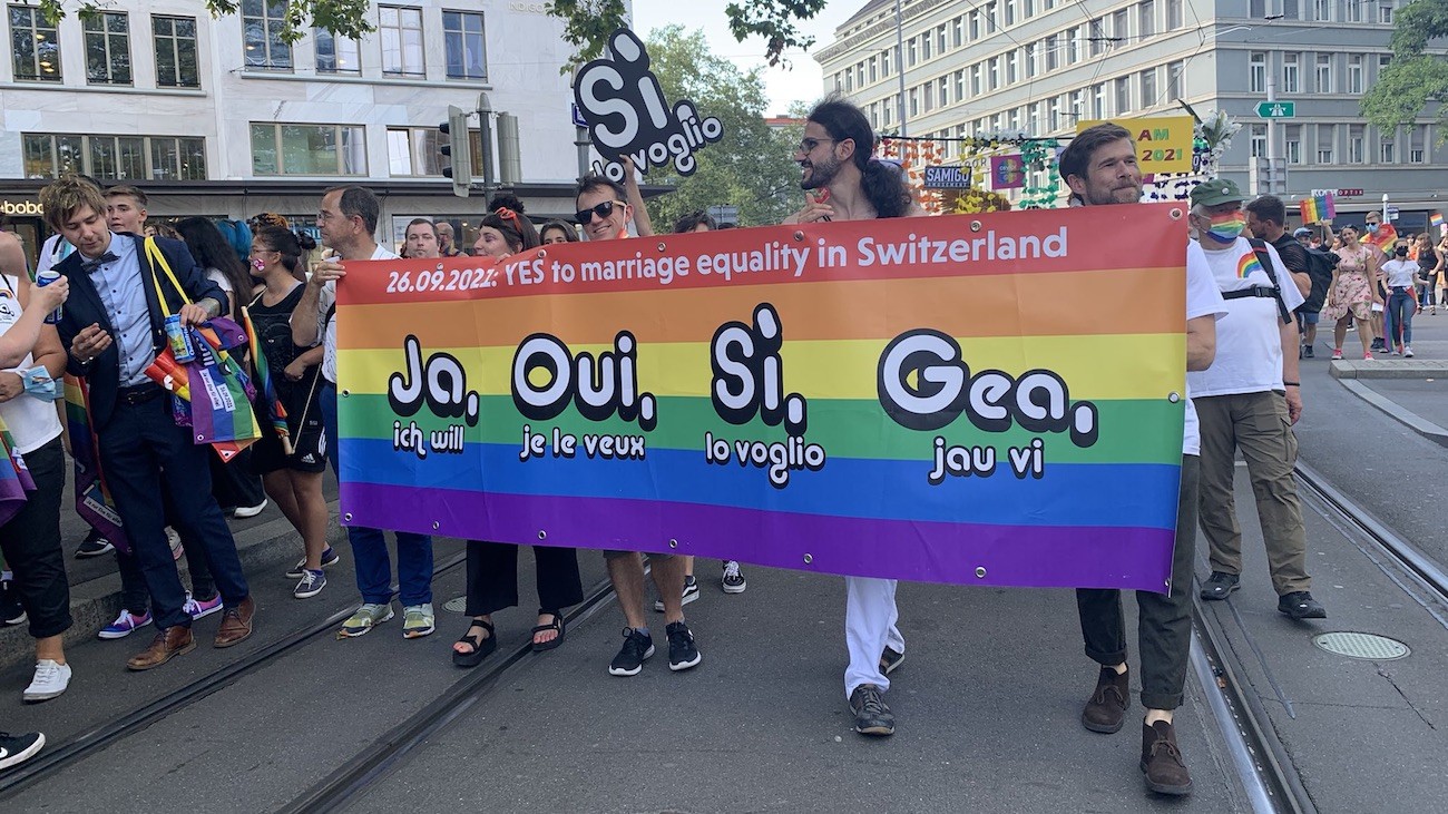 banderole incitant à voter "OUI" à la Zurich Pride du 4/9/21 - capture d'écran twitter @mariage_OUI Comité national Mariage civil pour toutes et tous @mariage_OUI
