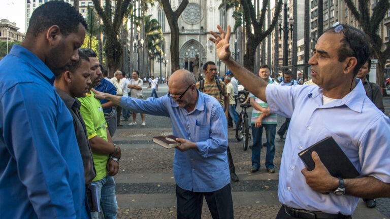 Présidentielle au Brésil : l'électorat évangélique très courtisé