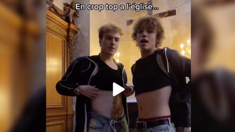 en crop top Benjamin tweak dans une église pour vidéo TikTok