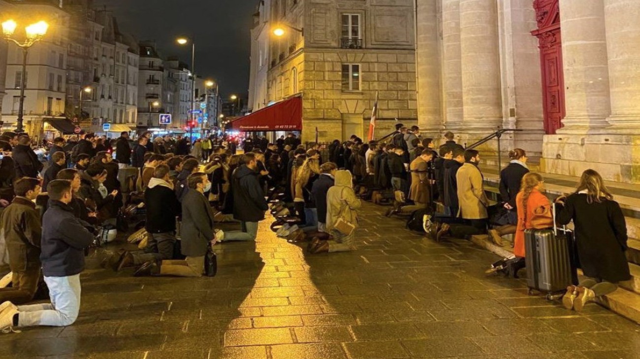 Manifestation devant l'église Saint-Paul Saint-Louis