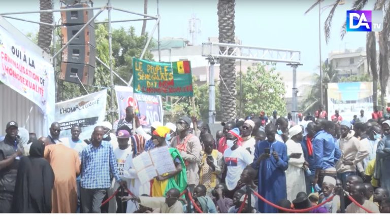 Dakar sénégal manifestation pour durcir la répression de l'homosexualité
