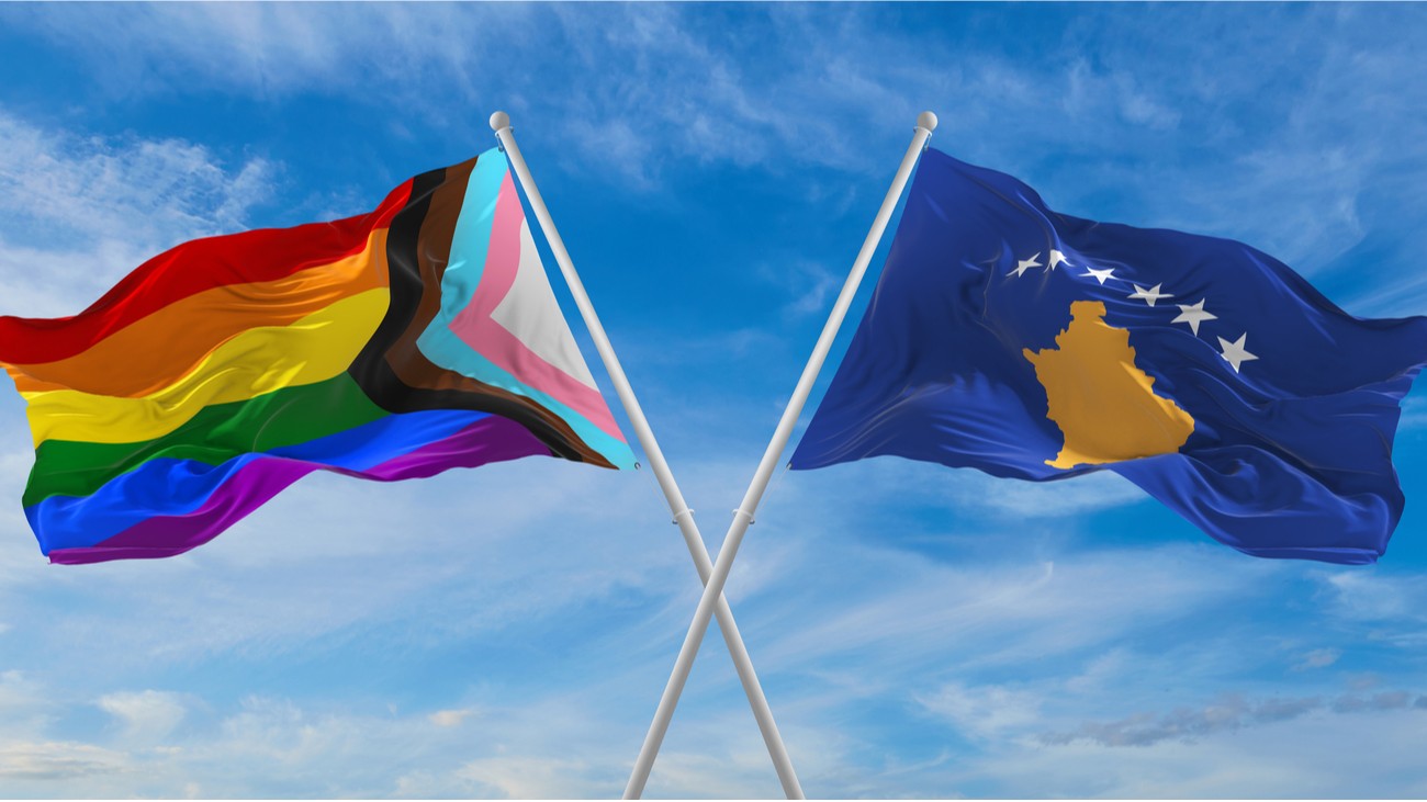 Le drapeau du Kosovo et le rainbow flag