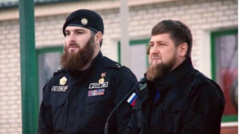 Magomed Tushyaev (à gauche) aux côtés de Ramzan Kadyrov (à droite) - capture d'écran Twitter @IAPonomarenko