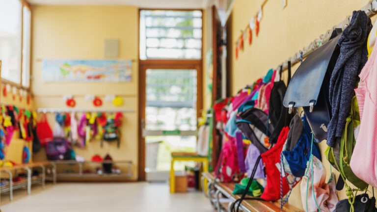 Vue d'un couloir d'école