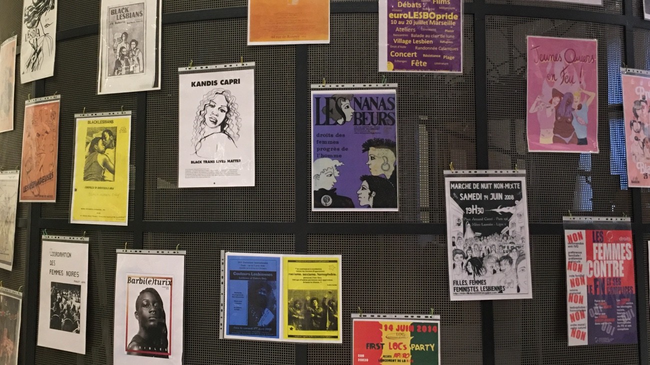 Les archives lesbiennes exposent des affiches à l'Hôtel de ville