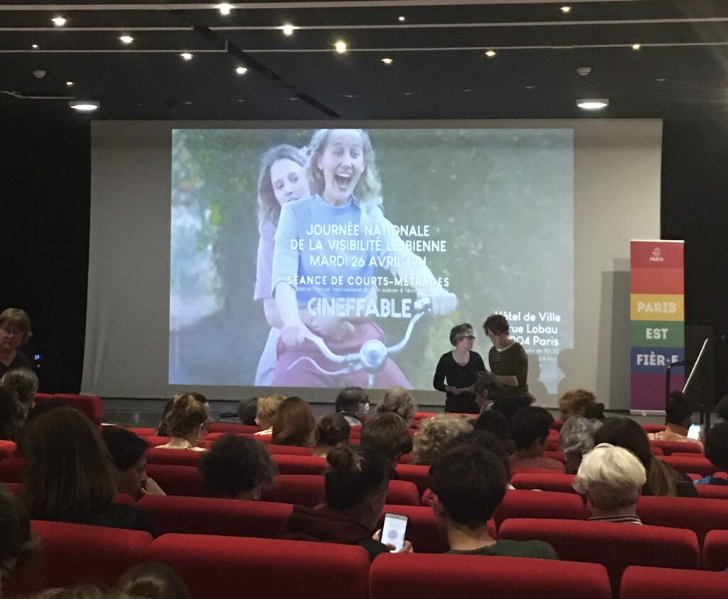 Cineffable montre des courts-métrages lesbiens à l'Hôtel de ville de Paris, le 26 avril 2022