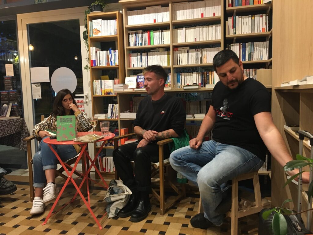 Cy Lecerf Maulpoix (au centre) à la libraire Les Parleuses, à Nice, le 29 avril 2022 