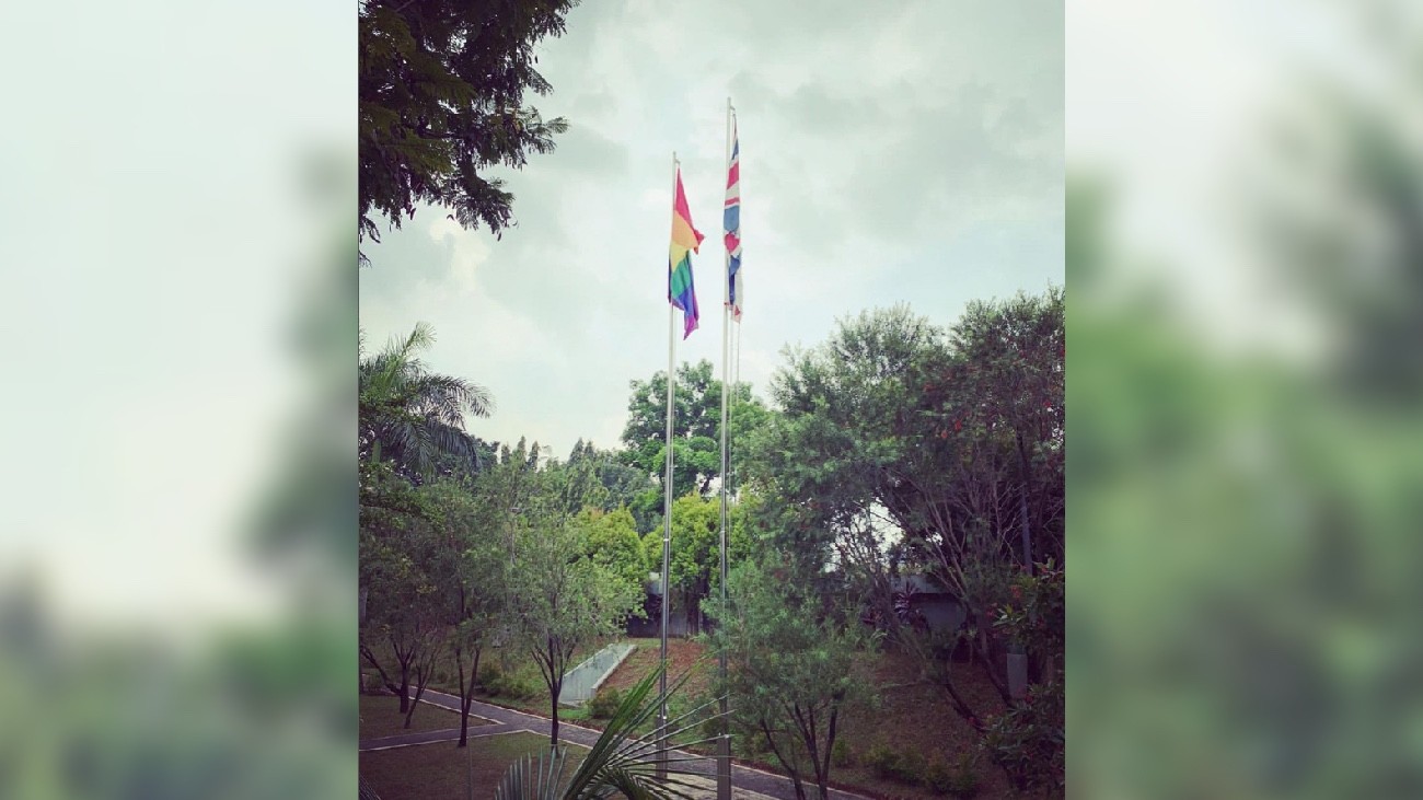 Le drapeau LGBT dans les jardins de l'ambassade britannique à Jakarta