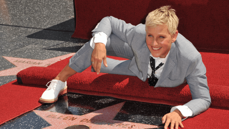 Ellen DeGeneres lors de l'inauguration de son étoile sur "la promenade des célébrités d'Hollywood" en 2012 - Featureflash Photo Agency / shutterstock