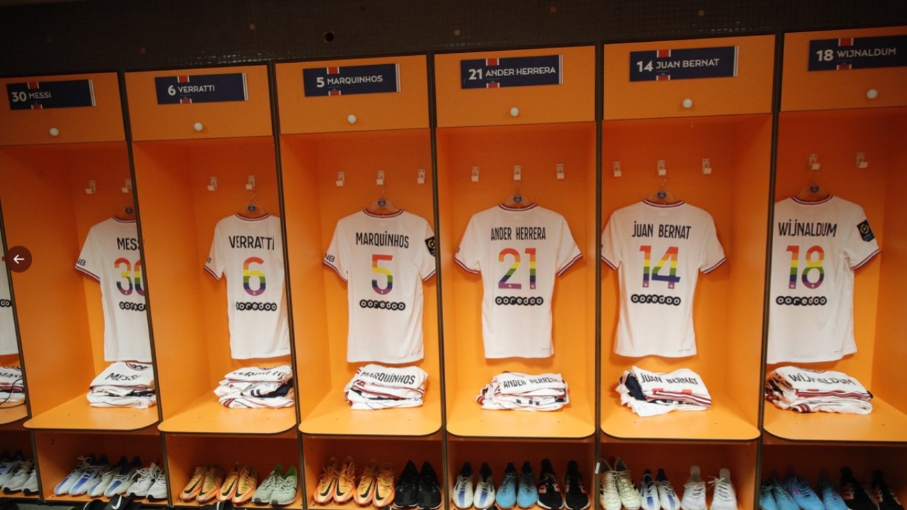 Des maillots des joueurs du PSG aux couleurs arc-en-ciel